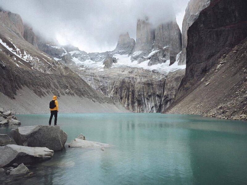 persona-en-el-mirador-base-torres