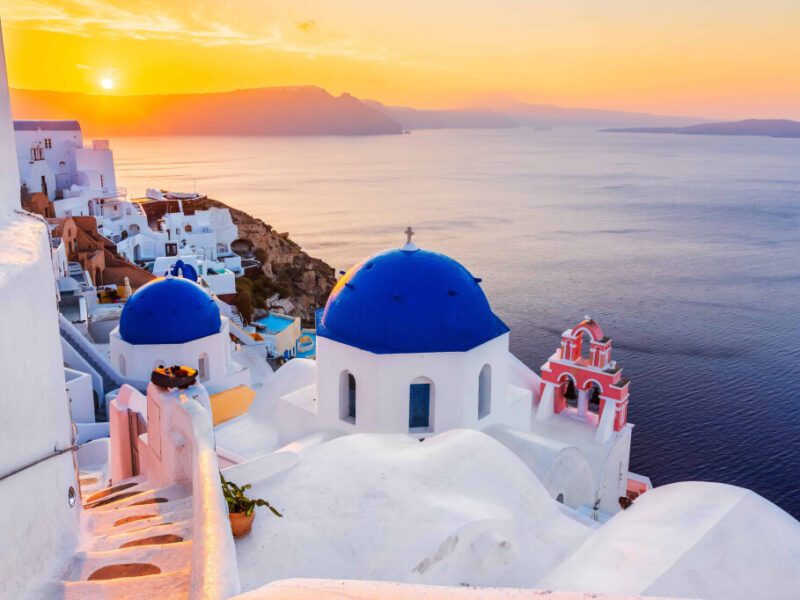 santorini_sonnenuntergang_meer_haeuser_shutterstock_1444343378